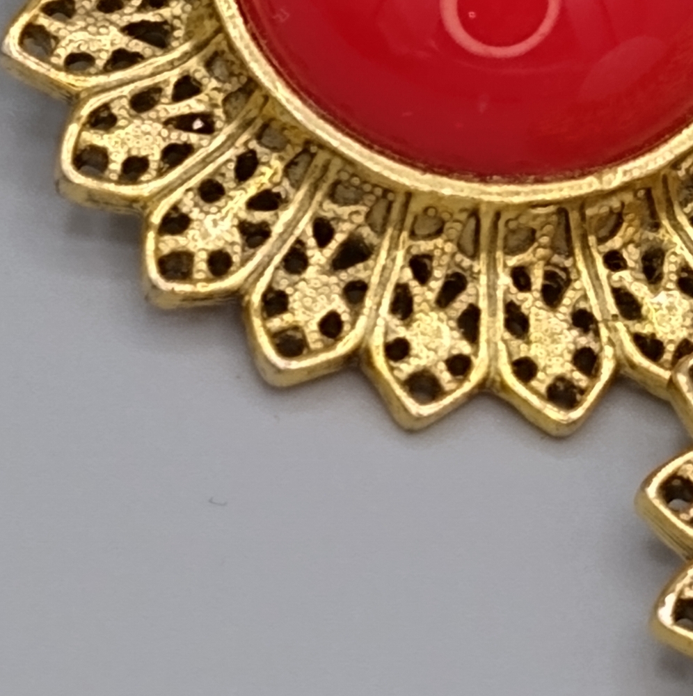Red White Lucite Cabochon Gold tone Filigree Set of 2 Brooches Pin Vintage - Picture 10 of 16